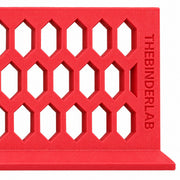 Närbild på THEBINDERLAB-graveringen på Display Risern